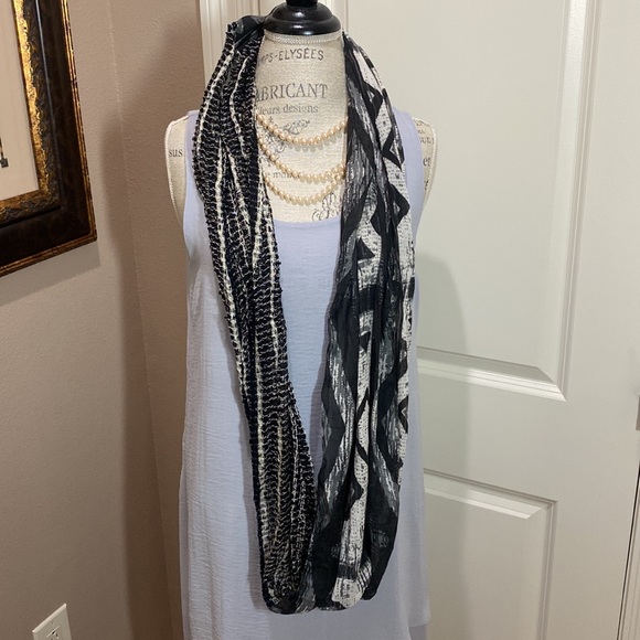 Black & Light Grey, 19” x 33” Aztec Design Scarf, NWT - Picture 5 of 8